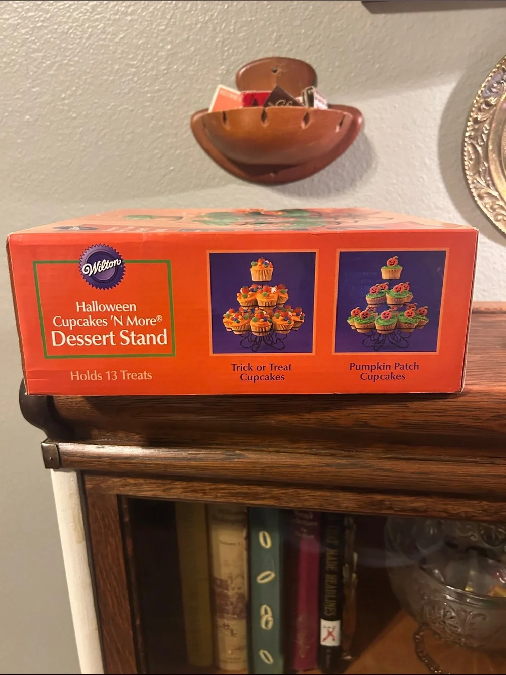 NIB WILTON Cupcakes n More Dessert Stand Holds 13